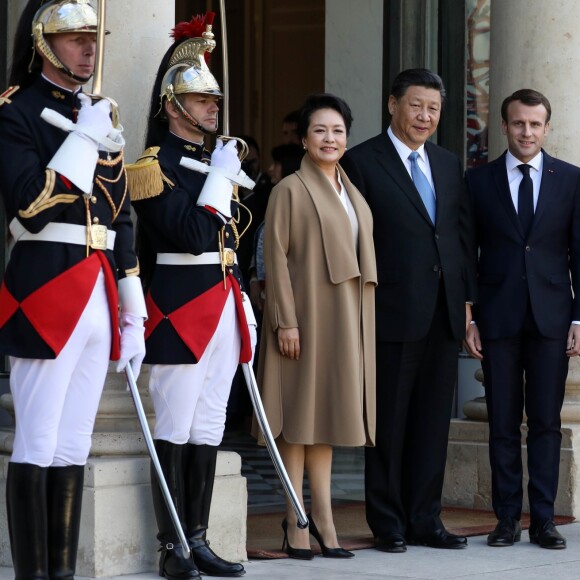 Le président Emmanuel Macron, la première dame Brigitte Macron raccompagnent le président de la République populaire de Chine Xi Jinping et sa femme Peng Liyuan à l'issue de la visite d'Etat de 2 jours qui s'achève par un entretien au palais de l'Elysée à Paris le 26 mars 2019. © Stéphane Lemouton / Bestimage