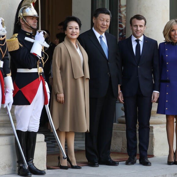 Le président Emmanuel Macron, la première dame Brigitte Macron raccompagnent le président de la République populaire de Chine Xi Jinping et sa femme Peng Liyuan à l'issue de la visite d'Etat de 2 jours qui s'achève par un entretien au palais de l'Elysée à Paris le 26 mars 2019. © Stéphane Lemouton / Bestimage