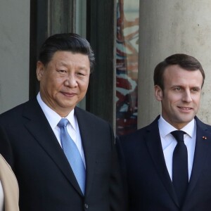 Le président Emmanuel Macron, la première dame Brigitte Macron raccompagnent le président de la République populaire de Chine Xi Jinping et sa femme Peng Liyuan à l'issue de la visite d'Etat de 2 jours qui s'achève par un entretien au palais de l'Elysée à Paris le 26 mars 2019. © Stéphane Lemouton / Bestimage