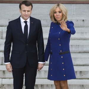 Le président Emmanuel Macron, la première dame Brigitte Macron raccompagnent le président de la République populaire de Chine Xi Jinping et sa femme Peng Liyuan à l'issue de la visite d'Etat de 2 jours qui s'achève par un entretien au palais de l'Elysée à Paris le 26 mars 2019. © Eliot Blondet / Pool / Bestimage