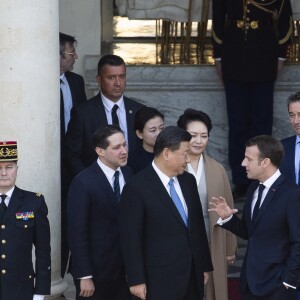 Le président Emmanuel Macron, la première dame Brigitte Macron raccompagnent le président de la République populaire de Chine Xi Jinping et sa femme Peng Liyuan à l'issue de la visite d'Etat de 2 jours qui s'achève par un entretien au palais de l'Elysée à Paris le 26 mars 2019. © Eliot Blondet / Pool / Bestimage