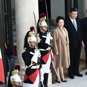 Le président Emmanuel Macron, la première dame Brigitte Macron raccompagnent le président de la République populaire de Chine Xi Jinping et sa femme Peng Liyuan à l'issue de la visite d'Etat de 2 jours qui s'achève par un entretien au palais de l'Elysée à Paris le 26 mars 2019. © Eliot Blondet / Pool / Bestimage