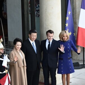 Le président Emmanuel Macron, la première dame Brigitte Macron raccompagnent le président de la République populaire de Chine Xi Jinping et sa femme Peng Liyuan à l'issue de la visite d'Etat de 2 jours qui s'achève par un entretien au palais de l'Elysée à Paris le 26 mars 2019. © Eliot Blondet / Pool / Bestimage