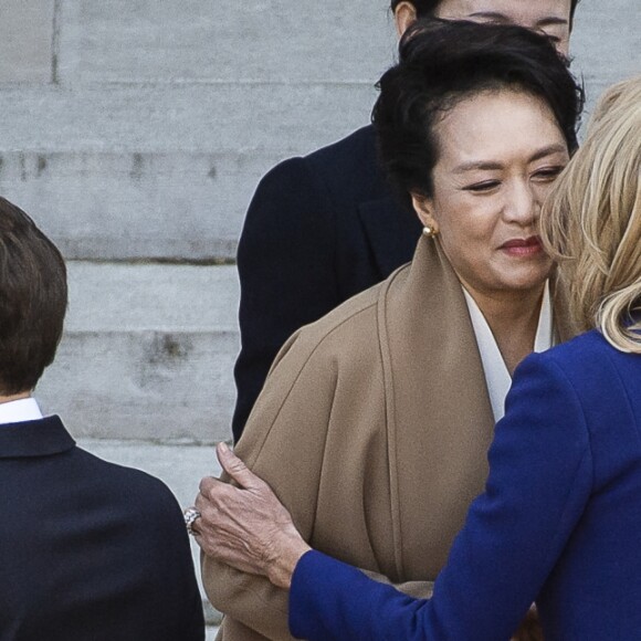 Le président Emmanuel Macron, la première dame Brigitte Macron raccompagnent le président de la République populaire de Chine Xi Jinping et sa femme Peng Liyuan à l'issue de la visite d'Etat de 2 jours qui s'achève par un entretien au palais de l'Elysée à Paris le 26 mars 2019. © Eliot Blondet / Pool / Bestimage