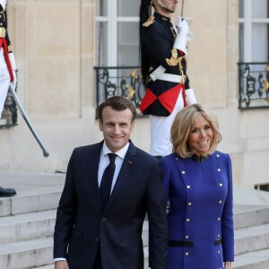 Le président Emmanuel Macron, la première dame Brigitte Macron raccompagnent le président de la République populaire de Chine Xi Jinping et sa femme Peng Liyuan à l'issue de la visite d'Etat de 2 jours qui s'achève par un entretien au palais de l'Elysée à Paris le 26 mars 2019. © Stéphane Lemouton / Bestimage