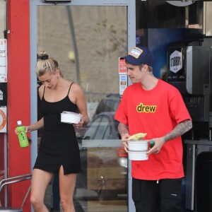 Justin Bieber et Hailey Baldwin sont allés chercher une salade à emporter chez Uruko Cafe avant de se rendre chez le thérapeute à Costa Mesa en Californie. Justin porte des chaussons qui s'apparente à des chaussons d'hôtel jetable, le 23 mars 2019.  Justin Bieber and Hailey Baldwin pick up some lunch to go at Uroko Cafe before heading to a therapist's office. Bieber could be seen scarfing his food in the parking lot before heading inside. 23rd march 2019.23/03/2019 - Costa Mesa