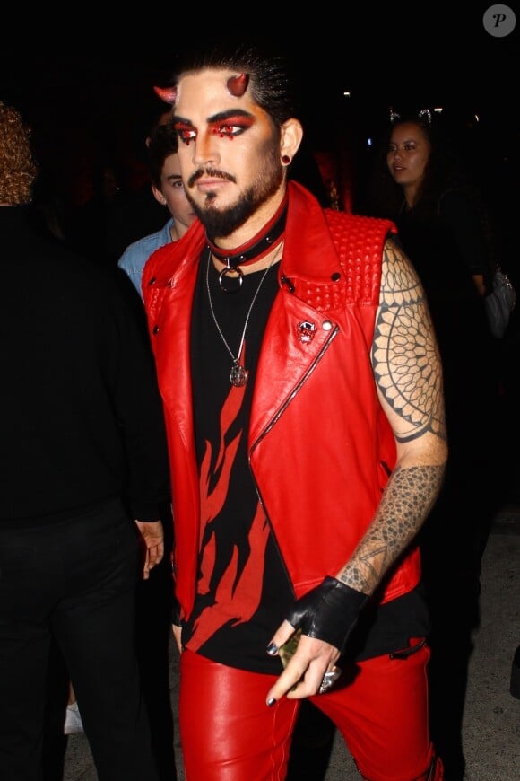 Adam Lambert arrive à la soirée d'Halloween Just Jared à West Hollywood, Californie, Etats-Unis, le 27 octobre 2018