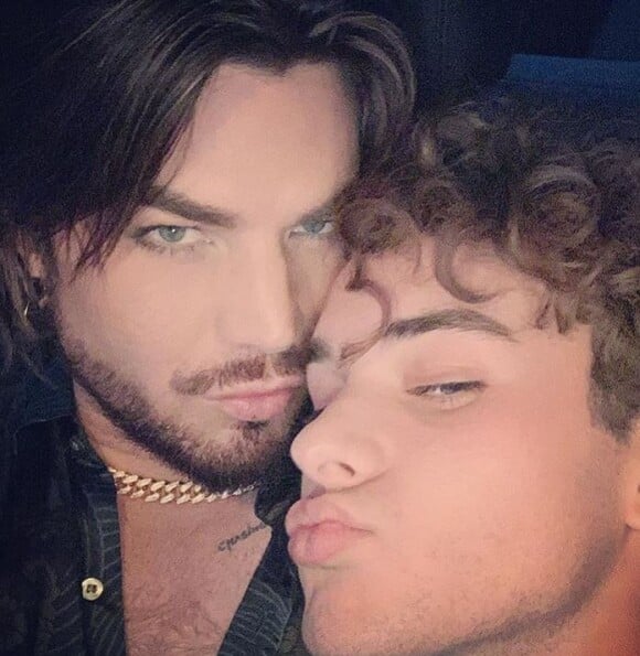 Adam Lambert pose avec son amoureux Javi Costa Polo., sur Instagram, le 27 mars 2019