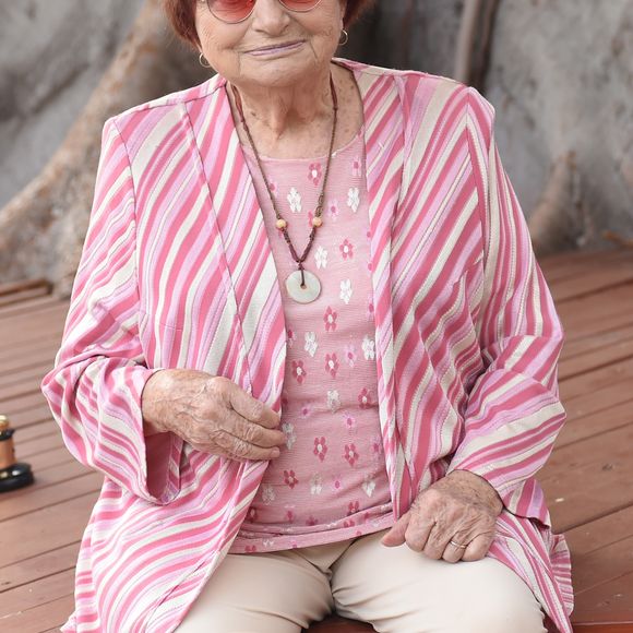 Réception organisée en l'honneur de Agnès Varda dimanche à la Résidence de France à Los Angeles. La réalisatrice Agnès Varda a reçu, samedi 11 novembre, un Oscar d'honneur, la plus grande récompense du cinéma américain, à l'occasion de la cérémonie des Governors Awards, à Hollywood. Cette distinction qui salue l'ensemble de sa carrière, Cléo de 5 à 7, L'une chante, l'autre pas ou encore, Les Glaneurs et la Glaneuse lui a été remise par l'actrice américaine A. Jolie. Ce dimanche, son Oscar d'honneur posé à côté de sa tasse de thé, la cinéaste a rappelé son ambition de créer des oeuvres qui ont du sens. "Je n'ai jamais souffert d'être dans la marge, au contraire. Je veux marquer les esprits différemment, aider à donner une indépendance d'esprit" Et de conclure : "Je veux qu'on se souvienne de moi comme une petite Française déterminée" Le 12 novembre 2017 © Chris Delmas/Bestimage