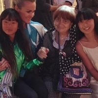 Laeticia Hallyday et ses filles rendent hommage à Agnès Varda, JR la fait voler