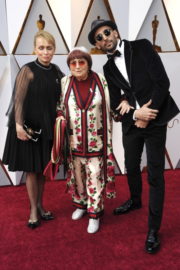 Rosalie Varda, sa mère Agnes Varda et l'artiste JR -- Arrivées - 90ème cérémonie des Oscars 2018 au théâtre Dolby à Los Angeles, le 4 mars 2018. © Kevin Sullivan via Zuma Press/Bestimage