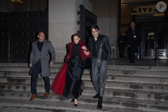 Céline Dion (Manteau en tulle rouge) et Pepe Munoz à la sortie du restaurant Girafe à Paris, France, le 27 janvier 2019.