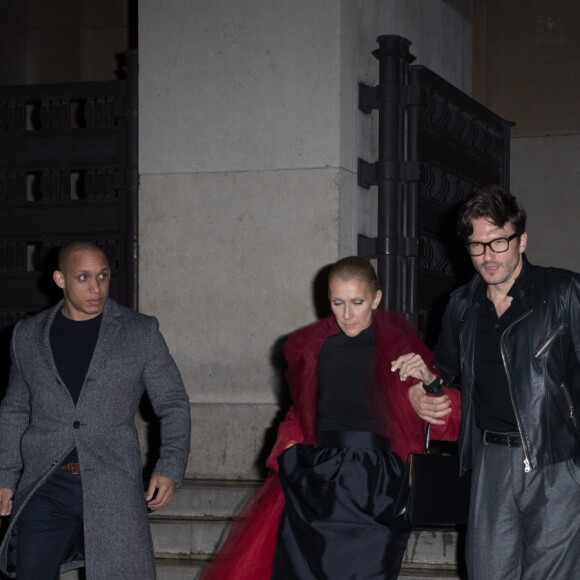 Céline Dion (Manteau en tulle rouge) et Pepe Munoz à la sortie du restaurant Girafe à Paris, France, le 27 janvier 2019.