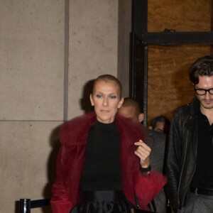 Céline Dion (Manteau en tulle rouge) et Pepe Munoz à la sortie du restaurant Girafe à Paris, France, le 27 janvier 2019.