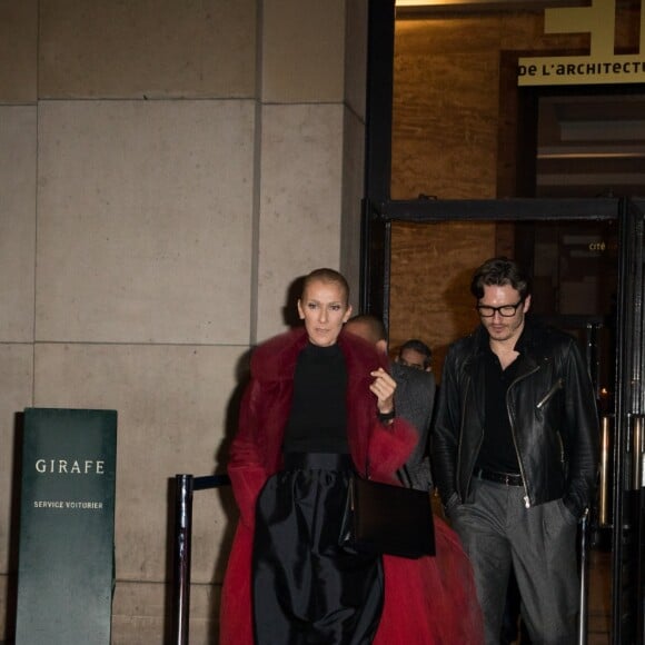 Céline Dion (Manteau en tulle rouge) et Pepe Munoz à la sortie du restaurant Girafe à Paris, France, le 27 janvier 2019.