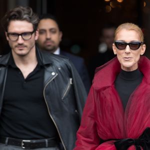 Céline Dion (qui porte une manteau en tulle rouge transparent) et son ami Pepe Munoz à la sortie de l'hotel Crillon à Paris se rendent au théâtre Mogador le 27 Janvier 2019.
