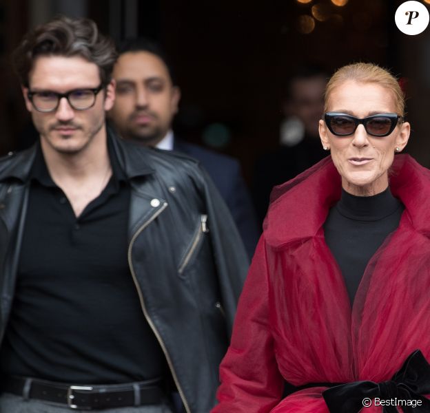 Céline Dion (qui porte une manteau en tulle rouge transparent) et son ami Pepe Munoz à la sortie de l'hotel Crillon à Paris se rendent au théâtre Mogador le 27 Janvier 2019.