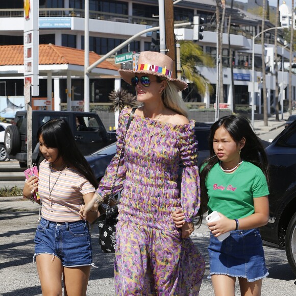 Laeticia Hallyday et ses filles Jade et Joy - Laeticia Hallyday et ses filles Jade et Joy arrivent au restaurant Gladstones pour déjeuner à Los Angeles, le 30 mars 2019.