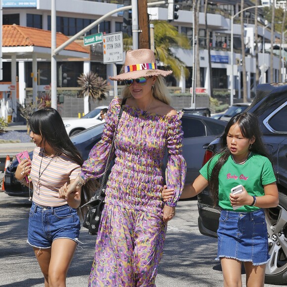 Laeticia Hallyday et ses filles Jade et Joy - Laeticia Hallyday et ses filles Jade et Joy arrivent au restaurant Gladstones pour déjeuner à Los Angeles, le 30 mars 2019.