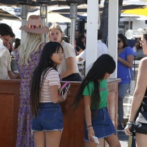 Laeticia Hallyday et ses filles Jade et Joy - Laeticia Hallyday et ses filles Jade et Joy arrivent au restaurant Gladstones pour déjeuner à Los Angeles, le 30 mars 2019.