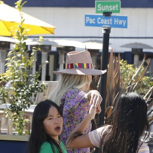 Laeticia Hallyday et ses filles Jade et Joy - Laeticia Hallyday et ses filles Jade et Joy arrivent au restaurant Gladstones pour déjeuner à Los Angeles, le 30 mars 2019.