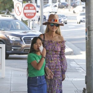Laeticia Hallyday et sa fille Joy - Laeticia Hallyday et ses filles Jade et Joy arrivent au restaurant Gladstones pour déjeuner à Los Angeles, le 30 mars 2019.