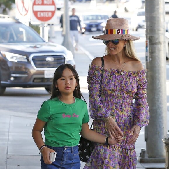 Laeticia Hallyday et sa fille Joy - Laeticia Hallyday et ses filles Jade et Joy arrivent au restaurant Gladstones pour déjeuner à Los Angeles, le 30 mars 2019.