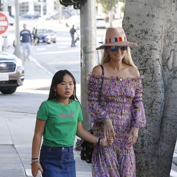 Laeticia Hallyday et sa fille Joy - Laeticia Hallyday et ses filles Jade et Joy arrivent au restaurant Gladstones pour déjeuner à Los Angeles, le 30 mars 2019.