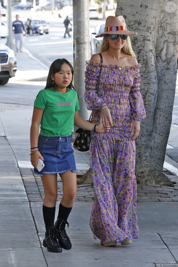 Laeticia Hallyday et sa fille Joy - Laeticia Hallyday et ses filles Jade et Joy arrivent au restaurant Gladstones pour déjeuner à Los Angeles, le 30 mars 2019.