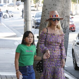 Laeticia Hallyday et sa fille Joy - Laeticia Hallyday et ses filles Jade et Joy arrivent au restaurant Gladstones pour déjeuner à Los Angeles, le 30 mars 2019.