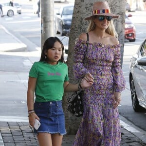 Laeticia Hallyday et sa fille Joy - Laeticia Hallyday et ses filles Jade et Joy arrivent au restaurant Gladstones pour déjeuner à Los Angeles, le 30 mars 2019.