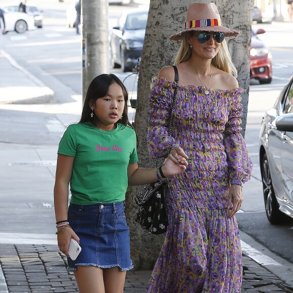 Laeticia Hallyday et sa fille Joy - Laeticia Hallyday et ses filles Jade et Joy arrivent au restaurant Gladstones pour déjeuner à Los Angeles, le 30 mars 2019.