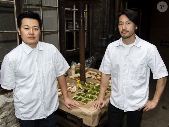 Exclusif - Le chef Taku Sekine et son cuisinier lors de la soirée "Kill The Duckface" pour le lancement en avant-première de Panza Paille dans la salle de réception La Cartonnerie à Paris, France, le 2 avril 2019. Panzani Food Service lance Panza Paille sur le marché de la restauration hors-foyer. Panza Paille est composée de blé et d'eau. Elle est donc entièrement biodégradable et compostable. "En plus d'offrir un sirotage 100% naturel aux convives, elle s'affiche comme l'une des alternatives aux pailles en plastique les plus séduisantes en terme de prix, indique Panzani. Les pailles de 250 mm de long et de 7,4 mm de diamètre seront conditionnées dans des sachets de 60 pailles vendus 2,15 € HT, soit 0,036 € la paille." © Pierre Perusseau/Bestimage