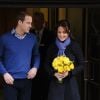 Kate Catherine Middleton, duchesse de Cambridge enceinte et le prince William quittent l'hôpital à Londres le 6 décembre 2012. Kate a été hospitalisée 3 jours à l'hôpital King Edward VII pour des nausées.