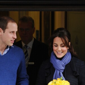 Kate Catherine Middleton, duchesse de Cambridge enceinte et le prince William quittent l'hôpital à Londres le 6 décembre 2012. Kate a été hospitalisée 3 jours à l'hôpital King Edward VII pour des nausées.