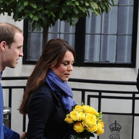 Kate Catherine Middleton, duchesse de Cambridge enceinte et le prince William quittent l'hôpital à Londres le 6 décembre 2012. Kate a été hospitalisée 3 jours à l'hôpital King Edward VII pour des nausées.