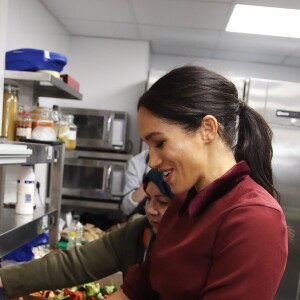 Meghan Markle (enceinte), duchesse de Sussex, rend visite à la Hubb Community Kitchen à Londres le 21 novembre 2018.