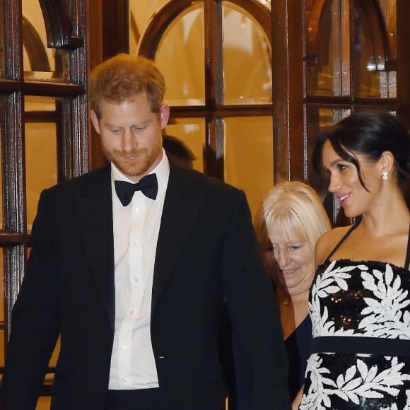 Le prince Harry, duc de Sussex, et Meghan Markle (enceinte), duchesse de Sussex quittent la soirée Royal Variety Performance à Londres le 19 novembre 2018.