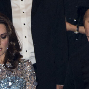 Le prince William, duc de Cambridge, et Kate Catherine Middleton (enceinte), duchesse de Cambridge assistent au spectacle "Royal Variety Performance" au théâtre Palladium de Londres le 24 novembre 2017.