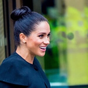 Meghan Markle, enceinte, sort de l'université de Londres après un échange avec les étudiants membres de l'association des universités du Commonwealth le 31 janvier 2019.