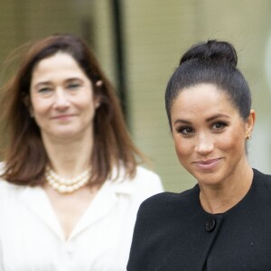 Meghan Markle, enceinte, sort de l'université de Londres après un échange avec les étudiants membres de l'association des universités du Commonwealth le 31 janvier 2019.