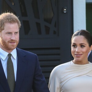 Le prince Harry, duc de Sussex, et Meghan Markle, duchesse de Sussex, enceinte assistent à une réception organisée par l'ambassadeur britannique au Maroc, Thomas Reilly, à la résidence britannique de Rabat, le 24 février 2019, dans le cadre de leur voyage officiel au Maroc.