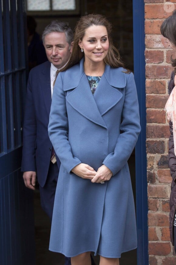 Kate Catherine Middleton, duchesse de Cambridge, enceinte, visite l'usine de la faïencerie de Emma Bridgewater à Stoke-on-Trent. Le 18 février 2015.