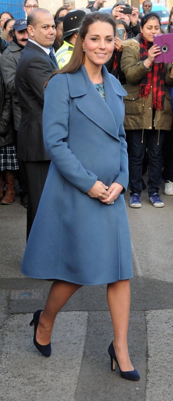 Catherine Kate Middleton, duchesse de Cambridge, enceinte, arrive pour visiter un centre pour les enfants à Smethwick, le 18 février 2015.