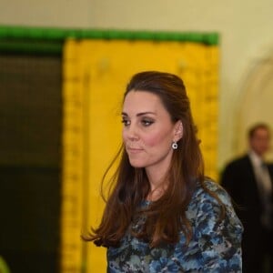 Catherine Kate Middleton, duchesse de Cambridge, enceinte, visite un centre pour les enfants à Smethwick , le 18 février 2015 géré par la fondation caritative "Action for Children" qui vient en aide aux enfants vulnérables et à leurs familles.