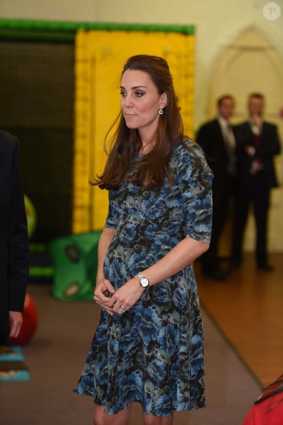Catherine Kate Middleton, duchesse de Cambridge, enceinte, visite un centre pour les enfants à Smethwick , le 18 février 2015 géré par la fondation caritative "Action for Children" qui vient en aide aux enfants vulnérables et à leurs familles.