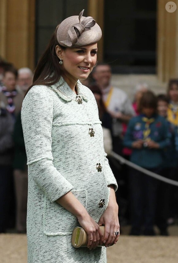 Kate Middleton, la duchesse de Cambridge, enceinte de 6 mois, lors de la revue nationale des Queen's Scouts au chateau de Windsor, le 21 avril 2013.