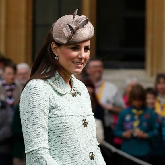 Kate Middleton, la duchesse de Cambridge, enceinte de 6 mois, lors de la revue nationale des Queen's Scouts au chateau de Windsor, le 21 avril 2013.