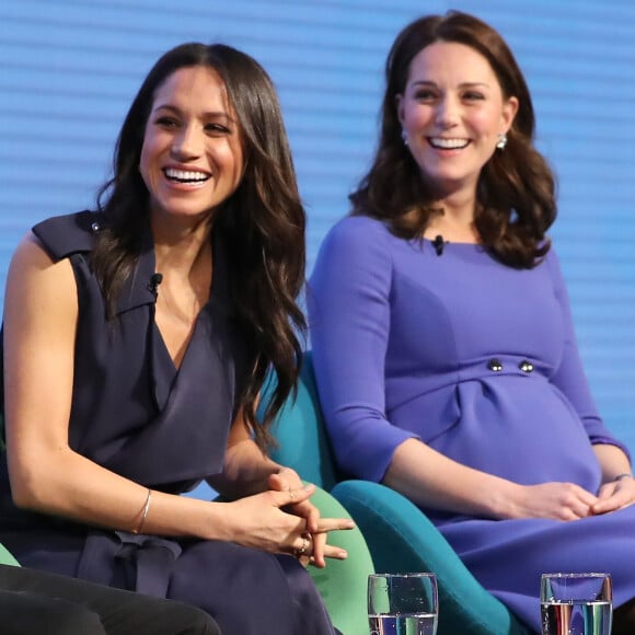 Meghan Markle et Catherine Kate Middleton (enceinte), duchesse de Cambridge lors du premier forum annuel de la Fondation Royale à Londres le 28 février 2018.