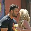 Exclusif - Britney Spears et son compagnon Sam Asghari sortent de leur dîner romantique au restaurant mexicain Sol Y Luna dans le quartier Tarzana à Los Angeles, Californie, Etats-Unis, le 7 mai 2018.